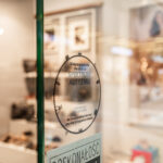 Niepełnosprawność nie zawsze widać. Galeria Katowicka dołączyła do kampanii „(Nie)widzialni” szyba sklepu z pieczątką Miejsce przyjazne dla osób ze spektrum autyzmu