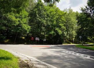 Tymczasowa organizacja ruchu w rejonie skrzyżowania ul. Trzech Stawów, Gospodarczej i Porcelanowej. Rozpoczynają się prace związane z budową kanalizacji deszczowej