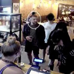 Pobicie w lokalu na ulicy Mariackiej. Ofiara siedziała przy stoliku