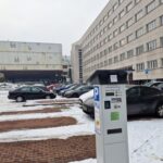 Urzędnicy z Katowic przegonili samochody urzędników marszałka i wojewody z placu Sejmu Śląskiego