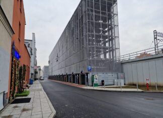 Pustki na parkingu za 23 mln zł. Gadżetomania nie przekonała kierowców