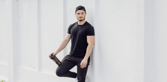 Męskie spodnie dresowe nie tylko na siłownię – stylowe wariacje na co dzień