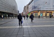 Zapach moczu z nami zostanie na stałe. Miasto rozkłada ręce w przypadku placu przy dworcu PKP. Nic się nie da zrobić?