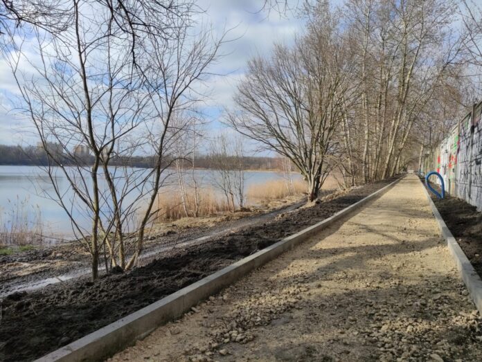 Prace przy budowie chodnika prowadzącego do powstającej plaży_fot. KAW