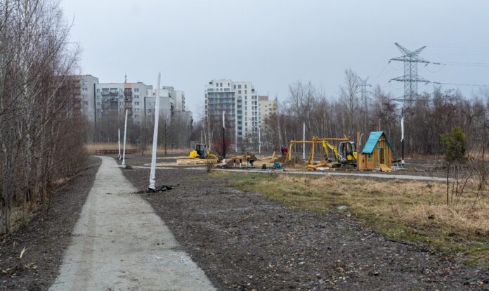 Trwają ostatnie prace w parku na zbiegu ul. Leopolda i Le Ronda Fot. KAW
