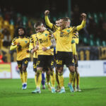 Mecz z Miedzią na sześćdziesięciolecie GieKSy piłkarze GieKSy cieszą się ze zwycięskiej bramki w meczu z Motorem.