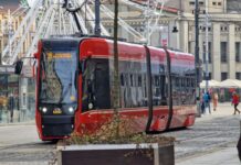 Coraz więcej pasażerów i sprzedanych biletów. ZTM podsumował I półrocze 2025 roku tramwaj koło Teatru Śląskiego