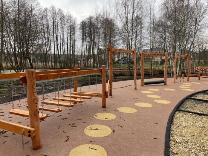 Wandale zdewastowali m.in. jeszcze nie wybudowany park w Kostuchnie. MZUiM walczy z graffiti