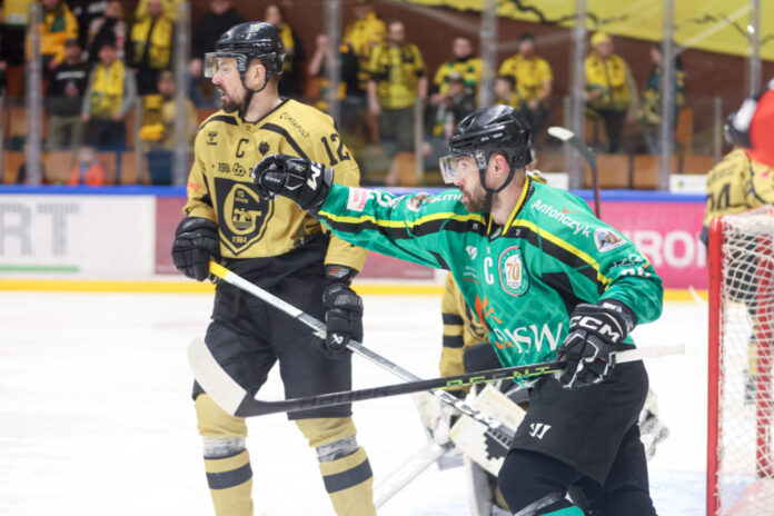 gks jastrzębie Kruczek i zawodnik JKH stoją przed bramką Murraya i wypatrują krążka