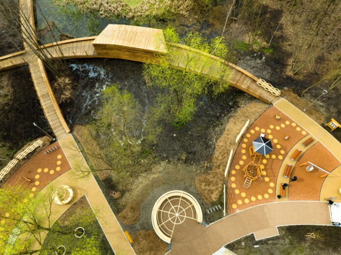 Park ze względu na podmokły charakter posiada sporo mostków i podestów_fot. Kamil Kalkowski