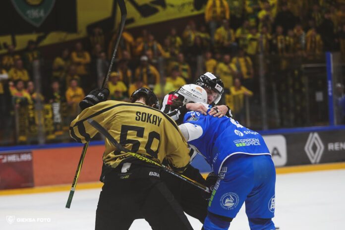 sokay gks Odwrócony tyłem Sokay w walce o krążek z rywalem z Unii