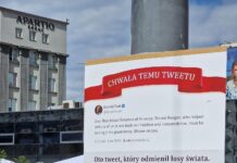 Dobromir Sośnierz kpił na Rynku w Katowicach z Tweeta Donalda Tuska. Powiesił go na słupie i się do niego modlił