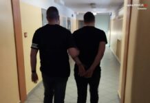 Nastolatek przewrócił 57-latka w Katowicach. Ukradł mu koszulkę Ruchu Chorzów