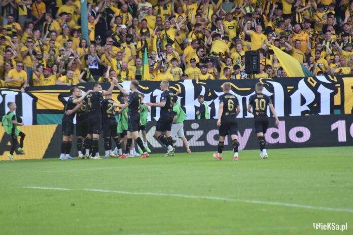 dfe15017-37c9-41e0-b09f-ec17335af41b Piłkarze i kibice GKS cieszą się