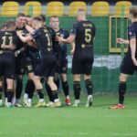 GieKSa zwycięża w Tychach. Znów złoty gol Araka Piłkarze GKS-u cieszą się po zdobytej bramce