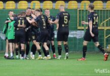 GieKSa zwycięża w Tychach. Znów złoty gol Araka Piłkarze GKS-u cieszą się po zdobytej bramce