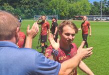 Ważny krok Podlesianki do 3. ligi Marius Curos przybija piątkę z jednym z kibiców