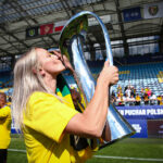 Karolina Koch i Jacek Płachta z nowymi umowami Uśmiechnięta Karolina Koch całuje puchar