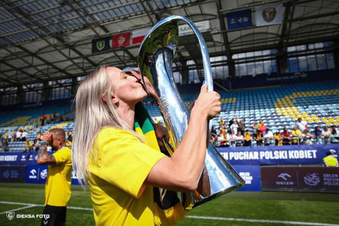 Karolina Koch gks Uśmiechnięta Karolina Koch całuje puchar