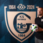 Kolejne wzmocnienie GieKSy. Tym razem ze Słowacji Adam Zrel'ák z piłką na tle herbu GieKSy