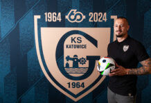 Kolejne wzmocnienie GieKSy. Tym razem ze Słowacji Adam Zrel'ák z piłką na tle herbu GieKSy