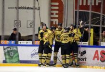 GKS Katowice zaczyna nowy sezon hokejowy meczem z Polonią Bytom Hokeiści GieKSy cieszą się pod bandą ze zdobycia gola