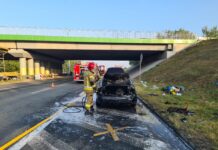 Na DTŚ-ce w Katowicach palił się samochód. Po zderzeniu dwóch pojazdów.