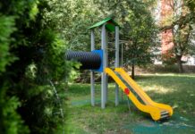 Kolorowe donice, place zabaw i nie tylko. Powstają projekty z budżetu obywatelskiego żółta zjeżdżalnia, a w tle drzewa