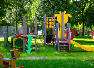 Zdążyć przed pierwszym dzwonkiem. Remonty w katowickich szkołach i przedszkolach plac zabaw przy przedszkolu