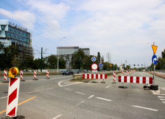 Budowa połączenia ul. Grundmanna i ul. Mickiewicza: od jutra nowa organizacja ruchu barierki z zakazem jazdy na ulicy na Grundmanna