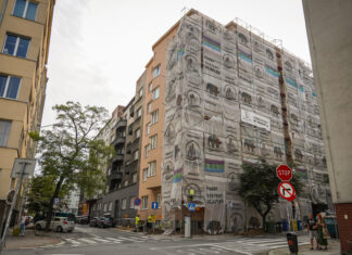 Trwają prace remontowe w zabytkowej kamienicy przy Skłodowskiej-Curie 42 kamienica przykryta rusztowaniami