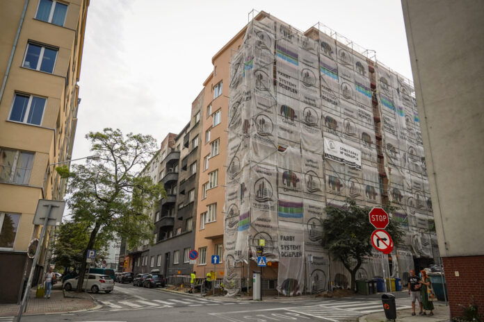 W zabytkowej kamienicy przy Skłodowskiej-Curie 42 trwają prace remontowe 01 kamienica przykryta rusztowaniami