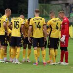 Kolejny napastnik na celowniku GieKSy. Czy były legionista zagra na Nowej Bukowej? zawodnicy GieKSy stoją w kółku przed rozpoczęciem spotkania