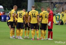 Zła wiadomość dla kibiców GieKSy. Jeden z filarów drużyny ma odejść do Rakowa zawodnicy GieKSy stoją w kółku przed rozpoczęciem spotkania