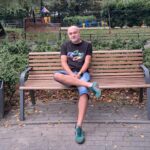 Jak Bartek Danowski, autor informatycznych bestsellerów, wnuk bohatera wojennego i silnej kobiety, zmienił się w aktywistę miejskiego Bartosz Danowski siedzi na łąwce, w tle widać plac zabaw