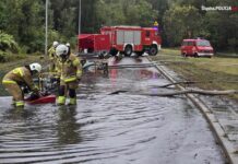 Zalane drogi w Katowicach i innych miastach regionu. Służby walczą z opadami deszczu. Sytuacja jest dynamiczna