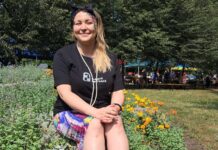 Murale, place zabaw czy strefy sportowe. Małgosia z Katowic zmienia dzielnice na lepsze dzięki Budżetowi Obywatelskiemu uśmiechnięta Magłorzata Norek siedzi w krótkiej spódniczce i czarnej krótkiej koszulce