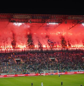 Koniec zgody GieKSy z Górnikiem. A za chwilę Spodek Super Cup. Czy turniej jest zagrożony? trybuma kibiców GieKSy podczas derbowego spotkania z Górnikiem Zabrze