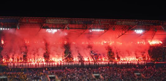 Koniec zgody GieKSy z Górnikiem. A za chwilę Spodek Super Cup. Czy turniej jest zagrożony? trybuma kibiców GieKSy podczas derbowego spotkania z Górnikiem Zabrze