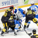 GieKSa przegrywa z Unią po dogrywce dwóch zawodników Unii i dwóch obrońców GieKSy walczą o krążek pod bramką Murraya