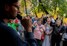 Mieszkańcy pokazali dzisiaj żółtą kartę władzy w Katowicach. „Urzędnicy i urzędniczki Miasta Katowice po prostu wspierają biznes deweloperski”