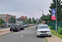 Kierowcy bezkarnie parkują samochody na drodze rowerowej w Katowicach. Straż Miejska ma związane ręce, rowerzyści mówią dość