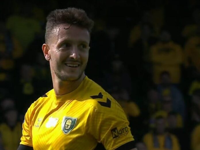 Uśmiechający się Borja Galan