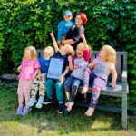 Ubrania przerabiali na donice i ławki w Katowicach. Trafiły m.in. do schroniska dla zwierząt i Domu Aniołów Stróżów