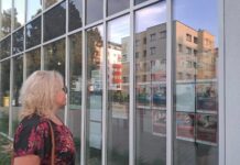 Społeczne, współtworzone przez mieszkańców domy kultury – czy to jest możliwe w Katowicach? Agnieszka Jagła obok Miejskiego Domu Kultury na Osiedlu Paderewskiego