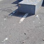 Wielka libacja w rejonie Uniwersytetu Śląskiego. Likwidacja ławek przez miasto nic nie dała rozbite butelki po alkoholu na drodze