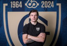 Patryk Wronka znów zagra w GieKSie Patryk Wronka na tle herbu klubu