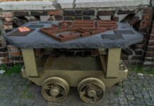 „Sensoryczne Katowice”: wyjątkowa wystawa, która przybliża historię miasta przez zmysły Makieta przedstawiająca Nikiszowiec, umieszczona na platformie przypominającej wózek z kołami / fot. Agnieszka Majnusz