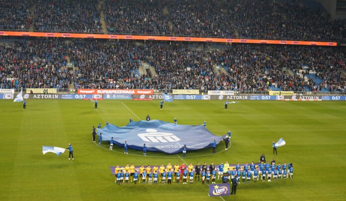 gks lech Piłkarze Lecha i GieKSy czekający na rozpoczęcie meczu w Poznaniu