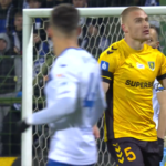 Udana inauguracja roku. GieKSa znów lepsza od Stali Oskar Repka odwrócony przodem, koło niego odwrócony tyłem zawodnik Stali Mielec